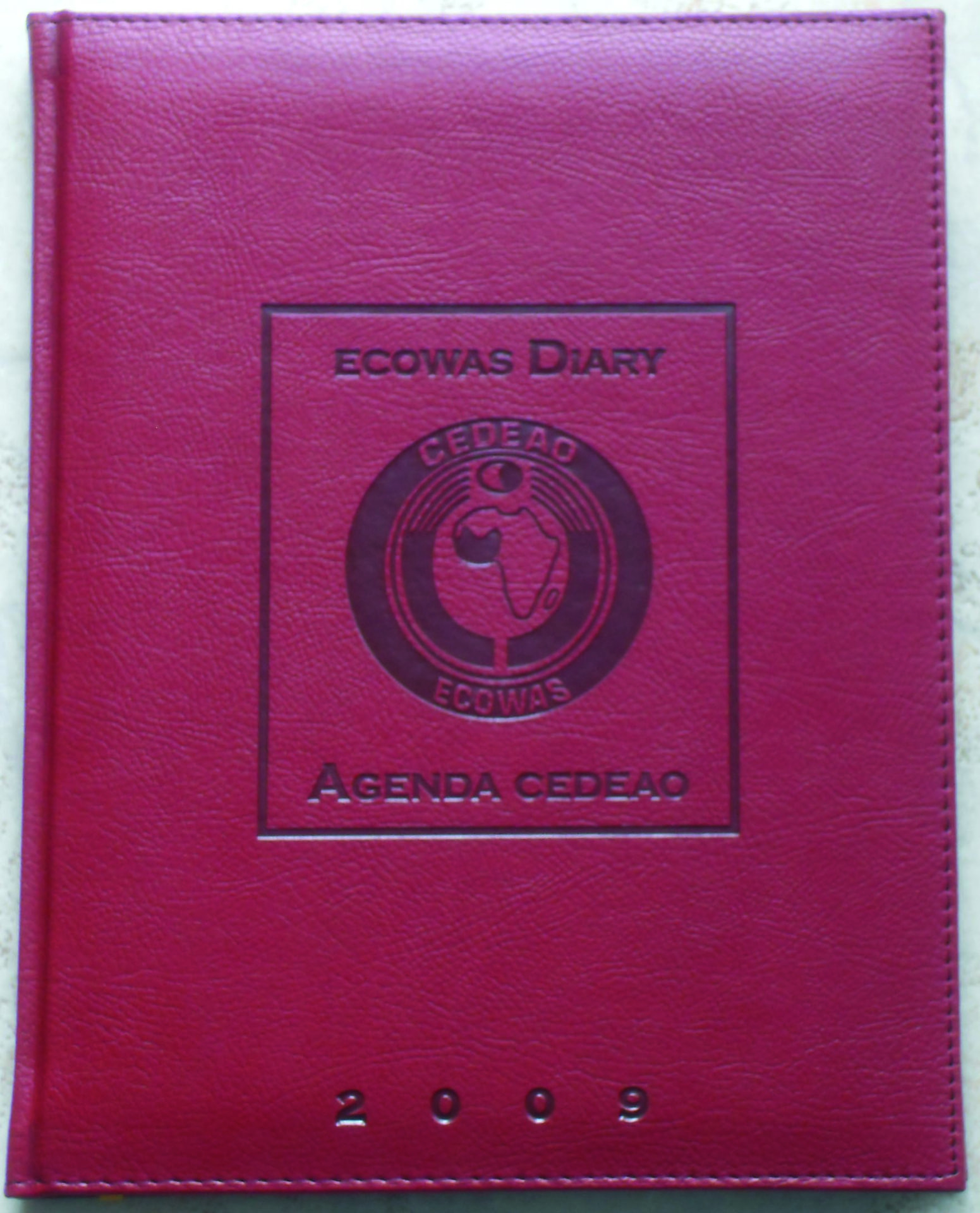 Agenda officiel CEDEAO / ECOWAS — couverture bordeaux, logo embossé