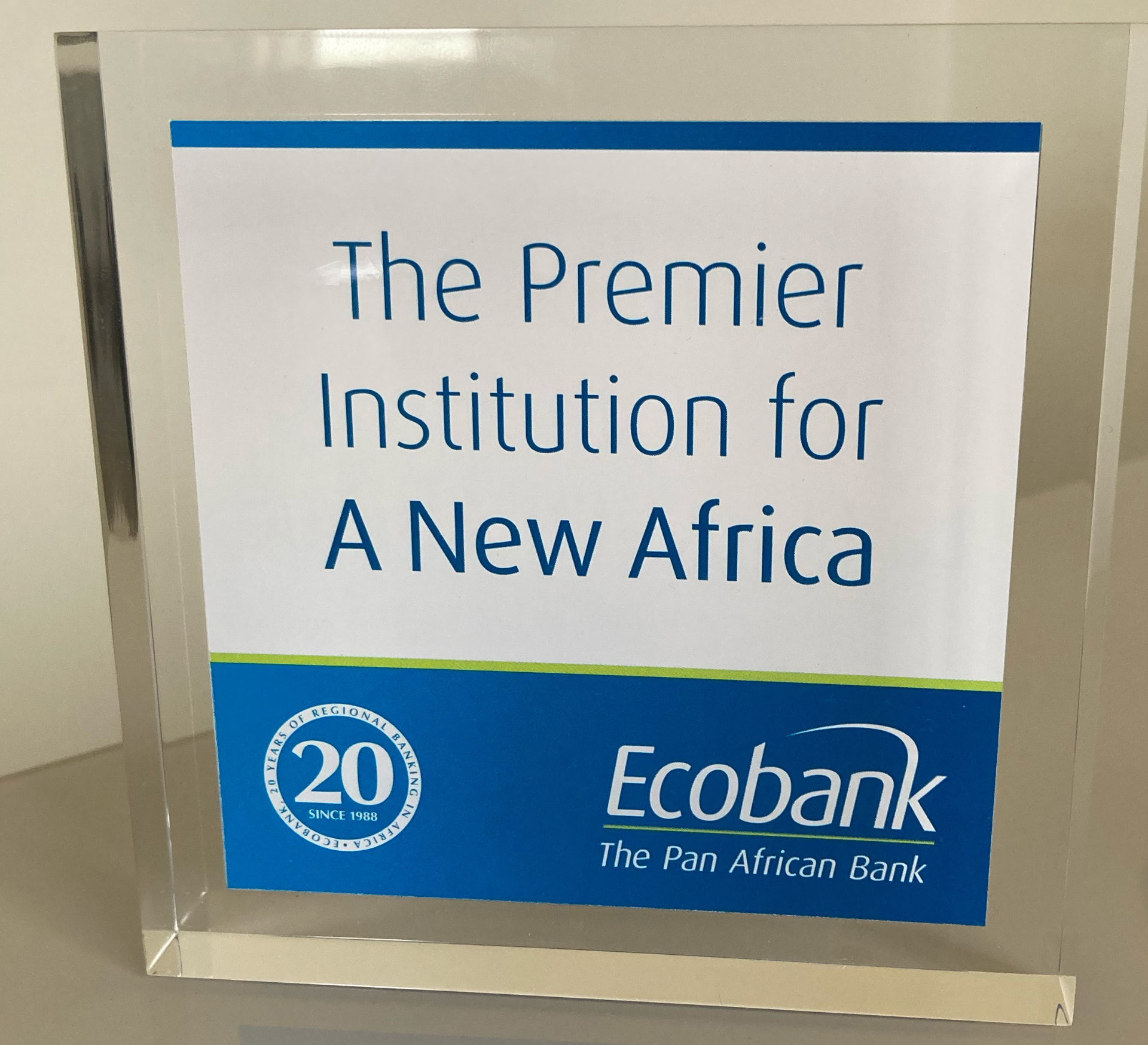 Trophée institutionnel transparent Ecobank célébrant vingt ans de présence panafricaine
